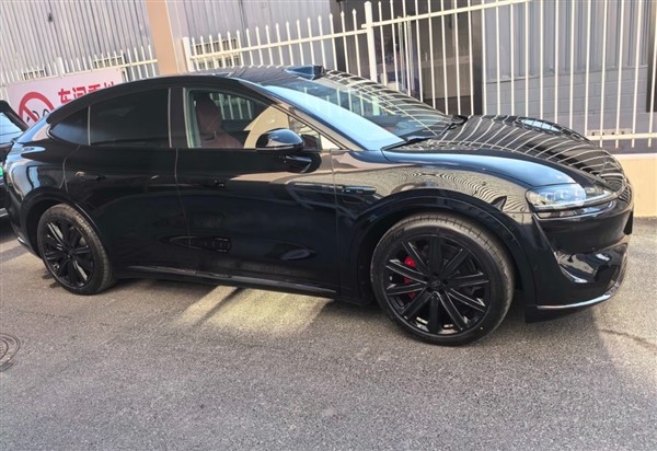 車標(biāo)裝上了！新款智界R7實(shí)車曝光：全黑化賊帥