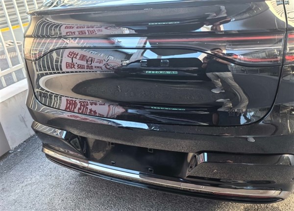 車標(biāo)裝上了！新款智界R7實(shí)車曝光：全黑化賊帥