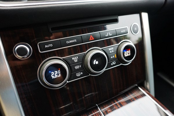 行政級(jí)游艇 路虎攬勝3.0V6 SC Vogue加長(zhǎng)版