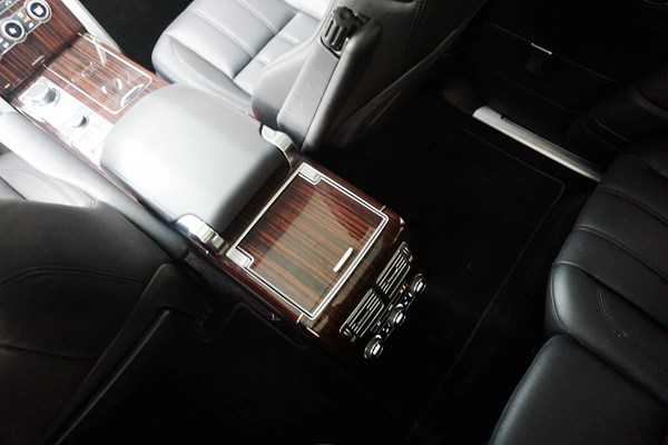 行政級(jí)游艇 路虎攬勝3.0V6 SC Vogue加長(zhǎng)版