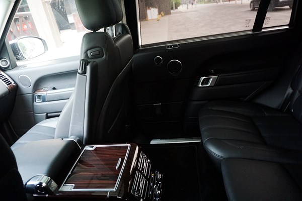 行政級(jí)游艇 路虎攬勝3.0V6 SC Vogue加長(zhǎng)版