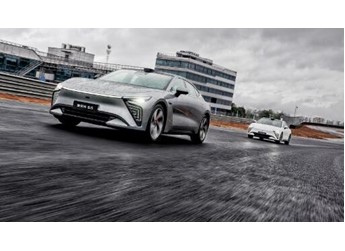 不是百萬豪車買不起，而是星紀元ES更有性價比！ 封面圖