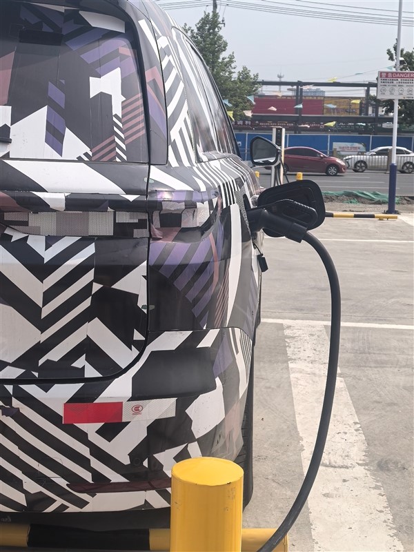 理想L9對手再 1！魏牌旗艦SUV諜照曝光：三排家用全尺寸