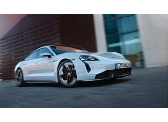 保時(shí)捷發(fā)霉車(chē)主自嘲不想要了：車(chē)內(nèi)遍布霉斑 方向盤(pán)都長(zhǎng)毛