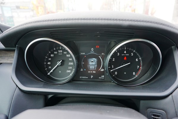  依舊硬漢形象 試駕路虎發(fā)現5