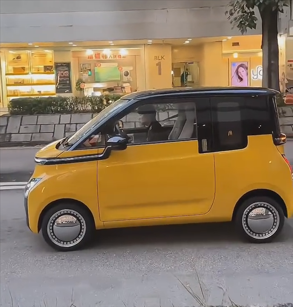 香港街頭偶遇“剁椒魚(yú)頭”：開(kāi)車(chē)的竟是王祖藍(lán)
