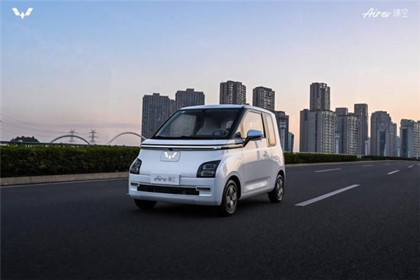 香港街頭偶遇“剁椒魚(yú)頭”：開(kāi)車(chē)的竟是王祖藍(lán)