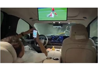 一理想MEGA隧道內(nèi)開啟NOA智駕：駕駛員躺平玩手機