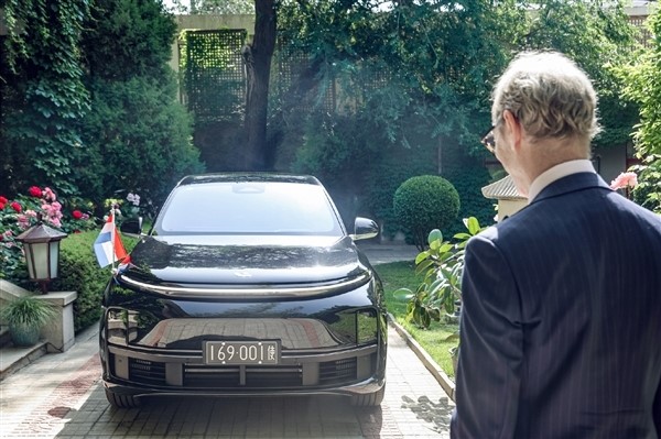 全球首輛！五菱宏光MINIEV成印尼駐華大使館官方用車