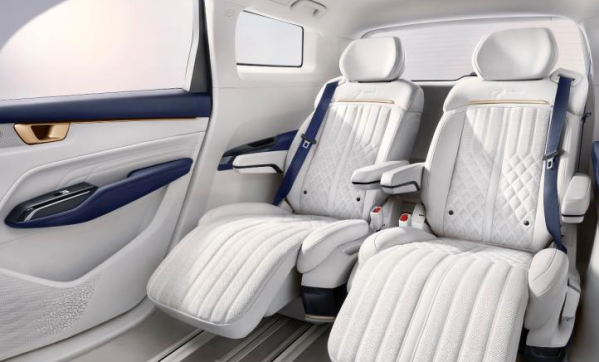 五菱凱捷混動鉑金版配置曝光 “4 X”大四座設(shè)計 12月上市