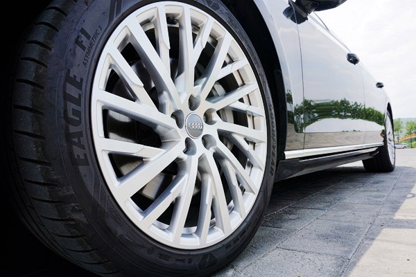 全副武裝的紳士 試駕2019款奧迪A8 