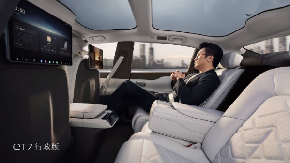 42.8萬元起！2024款蔚來ET7正式上市 標(biāo)配二排滑躺座椅