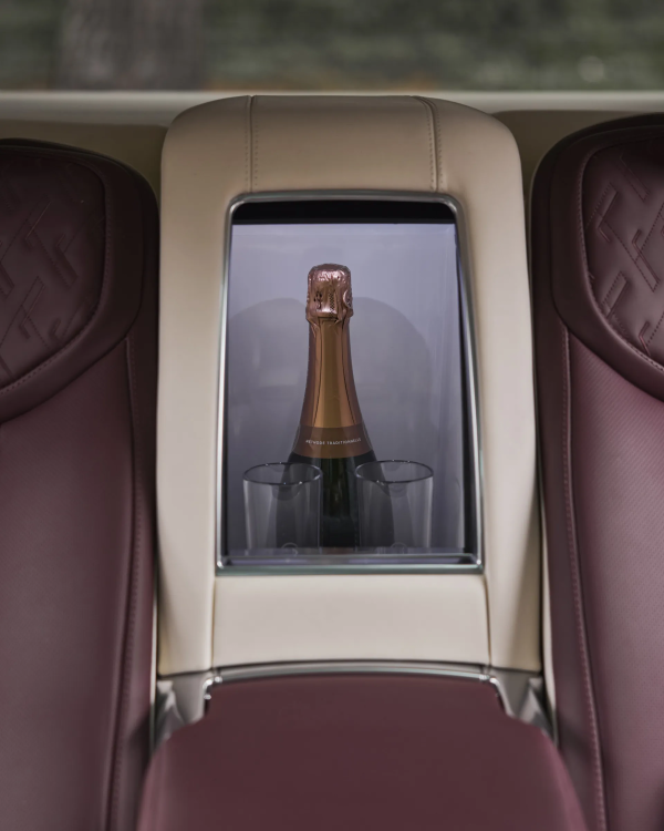 全球僅7臺！路虎攬勝SV Carmel Edition亮相 約270萬元