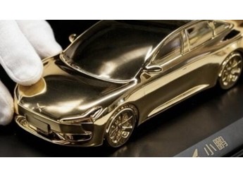 限量200臺！小鵬商城發(fā)售Mona M03 24K鍍金車模：僅售398元